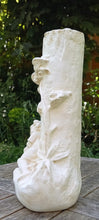Charger l'image dans la galerie, Vase en plâtre à décor d'ange endormie