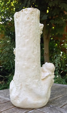 Charger l'image dans la galerie, Vase en plâtre à décor d'ange endormie