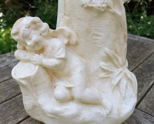 Charger l'image dans la galerie, Vase en plâtre à décor d'ange endormie