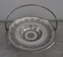 Charger l'image dans la galerie, Coupe de table gravée en métal argenté