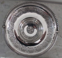 Charger l'image dans la galerie, Coupe de table gravée en métal argenté