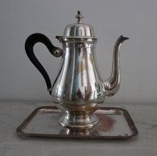 Charger l'image dans la galerie, Verseuse à anse en bakélite noire et son plateau