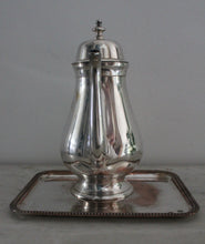 Charger l'image dans la galerie, Verseuse à anse en bakélite noire et son plateau