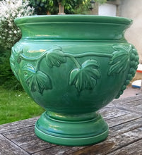 Carregar imagem no visualizador da galeria, Cache pot en faïence verte à décor de grappes de raisins