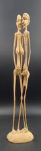Charger l'image dans la galerie, Sculpture d'un couple en bois
