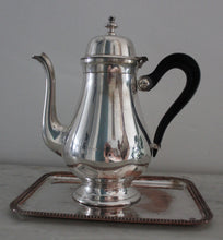 Charger l'image dans la galerie, Verseuse à anse en bakélite noire et son plateau