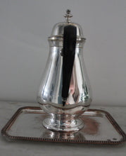 Charger l'image dans la galerie, Verseuse à anse en bakélite noire et son plateau