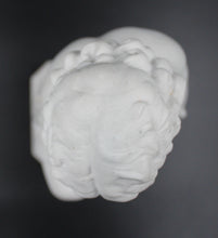 Charger l'image dans la galerie, "Enfant à la couronne" porcelaine blanche Saxe