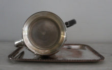 Charger l'image dans la galerie, Verseuse à anse en bakélite noire et son plateau