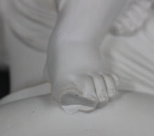 Charger l'image dans la galerie, "Enfant à la couronne" porcelaine blanche Saxe