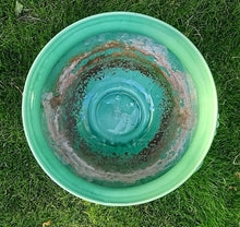 Carregar imagem no visualizador da galeria, Cache pot en faïence verte à décor de grappes de raisins