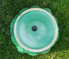 Carregar imagem no visualizador da galeria, Cache pot en faïence verte à décor de grappes de raisins