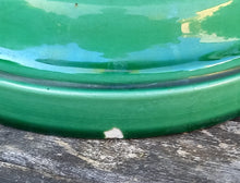 Carregar imagem no visualizador da galeria, Cache pot en faïence verte à décor de grappes de raisins
