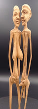 Charger l'image dans la galerie, Sculpture d'un couple en bois