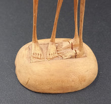 Charger l'image dans la galerie, Sculpture d'un couple en bois