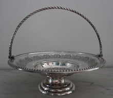 Charger l'image dans la galerie, Coupe de table gravée en métal argenté