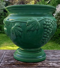 Carregar imagem no visualizador da galeria, Cache pot en faïence verte à décor de grappes de raisins