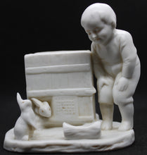 Cargar imagen en el visor de la galería, "Garçon aux lapins" faïence de biscuit