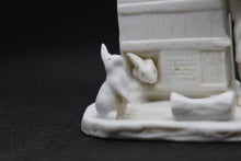 Cargar imagen en el visor de la galería, "Garçon aux lapins" faïence de biscuit