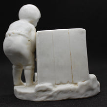 Cargar imagen en el visor de la galería, "Garçon aux lapins" faïence de biscuit