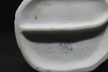 Cargar imagen en el visor de la galería, "Garçon aux lapins" faïence de biscuit