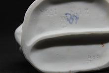 Cargar imagen en el visor de la galería, "Garçon aux lapins" faïence de biscuit