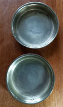 Charger l'image dans la galerie, Ancienne paire de dessous de bouteille en cuivre