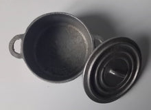 Load image into Gallery viewer, Cocotte et son sous-plat pour poupée