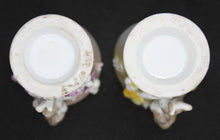 Charger l'image dans la galerie, Deux amusants coquetiers anciens en porcelaine