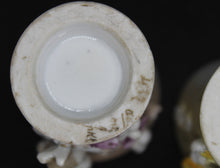 Charger l'image dans la galerie, Deux amusants coquetiers anciens en porcelaine