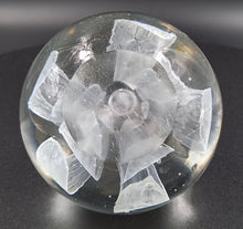 Charger l'image dans la galerie, Sulfure en verre à décor de fleur