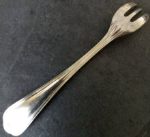 Cargar imagen en el visor de la galería, Fourchette à gâteaux en métal argenté Christofle modèle Spatours