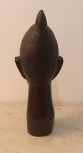 Charger l'image dans la galerie, Buste en bois d'homme africain