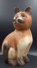 Charger l'image dans la galerie, Chat vintage en bois sculptée