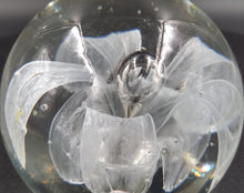 Charger l'image dans la galerie, Sulfure en verre à décor de fleur