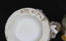 Charger l'image dans la galerie, Deux amusants coquetiers anciens en porcelaine