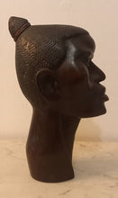 Charger l'image dans la galerie, Buste en bois d'homme africain