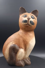 Charger l'image dans la galerie, Chat vintage en bois sculptée
