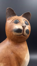 Charger l'image dans la galerie, Chat vintage en bois sculptée