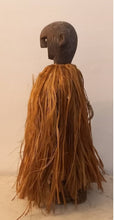 Charger l'image dans la galerie, Ancienne poupée d'homme d'Afrique