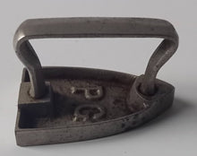 Charger l'image dans la galerie, Fer à repasser ancien de poupée