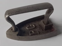Charger l'image dans la galerie, Fer à repasser ancien de poupée