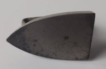 Charger l'image dans la galerie, Fer à repasser ancien de poupée