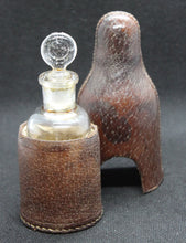 Carregar imagem no visualizador da galeria, Flacon de médecine et son étui