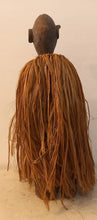 Charger l'image dans la galerie, Ancienne poupée d'homme d'Afrique