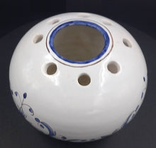 Charger l'image dans la galerie, Bouquetière vase pique-fleur faïence " Monastères de Bethléem" France