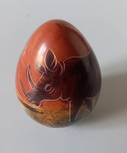Load image into Gallery viewer, Œuf pierre sculpté et peint Kenya