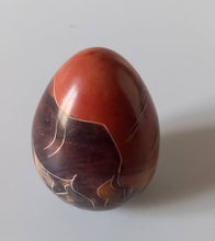 Load image into Gallery viewer, Œuf pierre sculpté et peint Kenya
