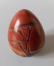 Load image into Gallery viewer, Œuf pierre sculpté et peint Kenya