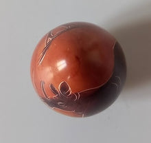 Load image into Gallery viewer, Œuf pierre sculpté et peint Kenya